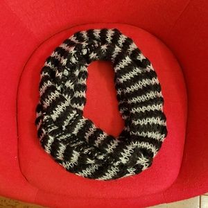 Black & white infinity scarf